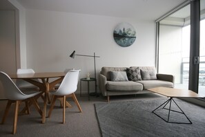 Luxury Apartment, 1 Queen Bed, Harbour View | Balcony