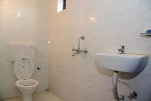 Standard Room, 1 Bedroom | Bathroom | Shower, deep soaking tub, free toiletries