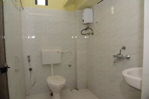 Standardzimmer, 1 Schlafzimmer | Badezimmer | Dusche, Komfortbadewanne, kostenlose Toilettenartikel