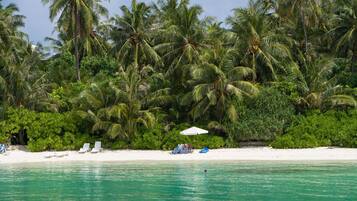 En la playa, buceo y snorkel