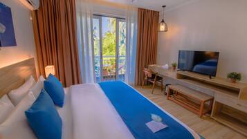 Deluxe Double Room, 1 Bedroom, Non Smoking | Premium bedding, minibar, in-room safe, desk