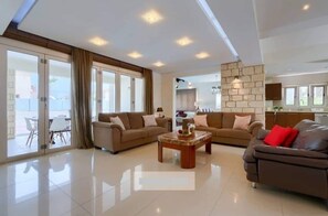 Flat-screen TV, fireplace, DVD player