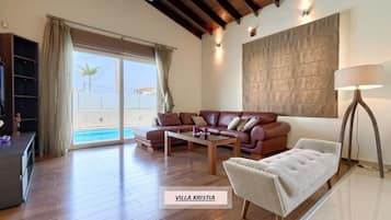 Flat-screen TV, fireplace, DVD player