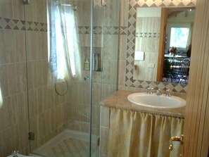 Een douche, gratis toiletartikelen, handdoeken