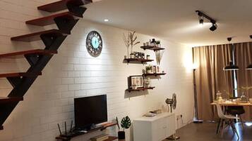 Loft | Zona de estar | Una televisión de pantalla plana