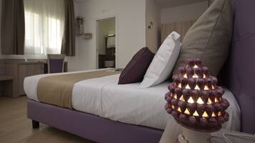 Tripla Comfort, non fumatori, sul cortile | Minibar, una scrivania, culle/letti per bambini (a pagamento)