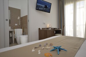 Habitación doble superior, vistas al mar | Minibar, escritorio, cunas (de pago) y wifi gratis