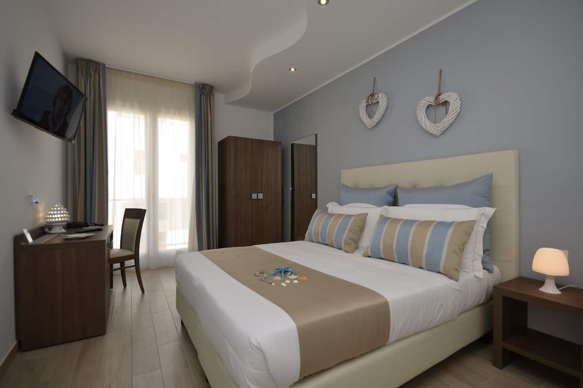 Superior Double Room, Sea View | Minibar, desk, cribs/infant beds, free WiFi