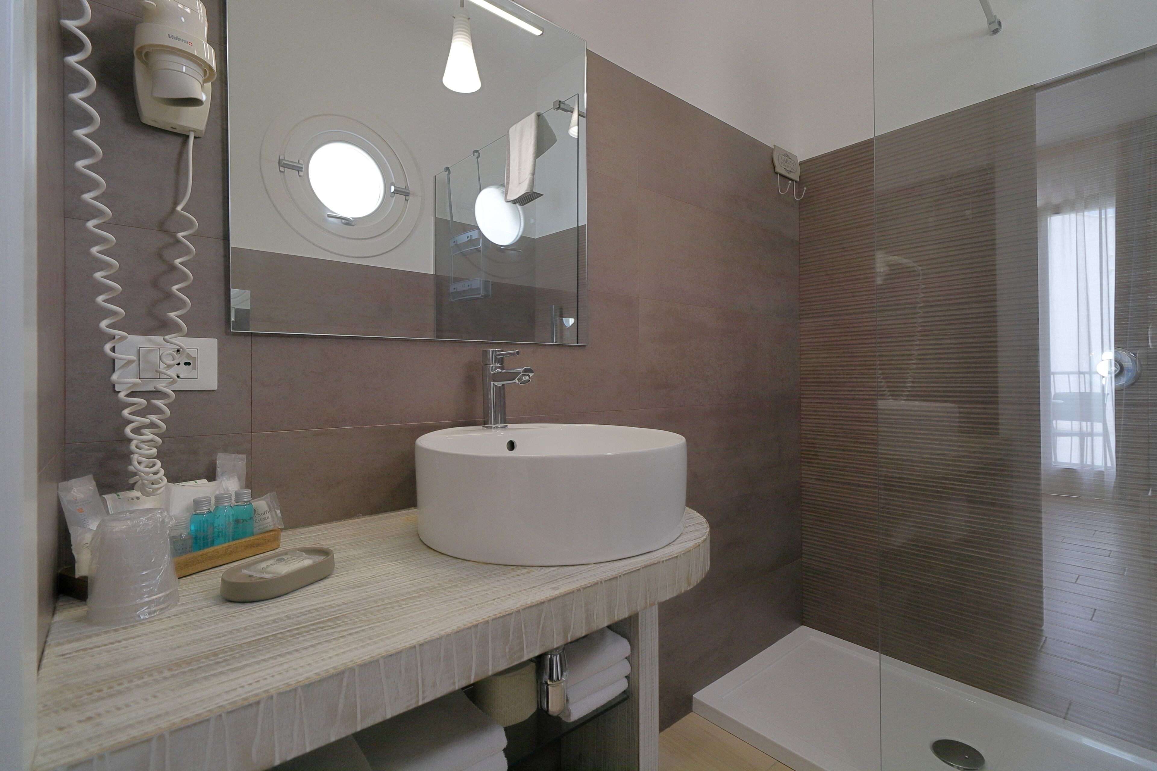 Superior Double Room, Sea View | Bathroom | Shower, rainfall showerhead, hair dryer, bidet