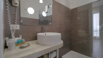 Dobbeltrom â superior, sjĂžutsikt | Bad | Dusj, regndusjhode, hĂ„rfĂžner og bidĂ©