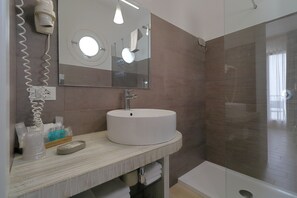 Habitación doble superior, vistas al mar | Baño | Ducha, cabezal de ducha tipo lluvia, secador de pelo y bidé
