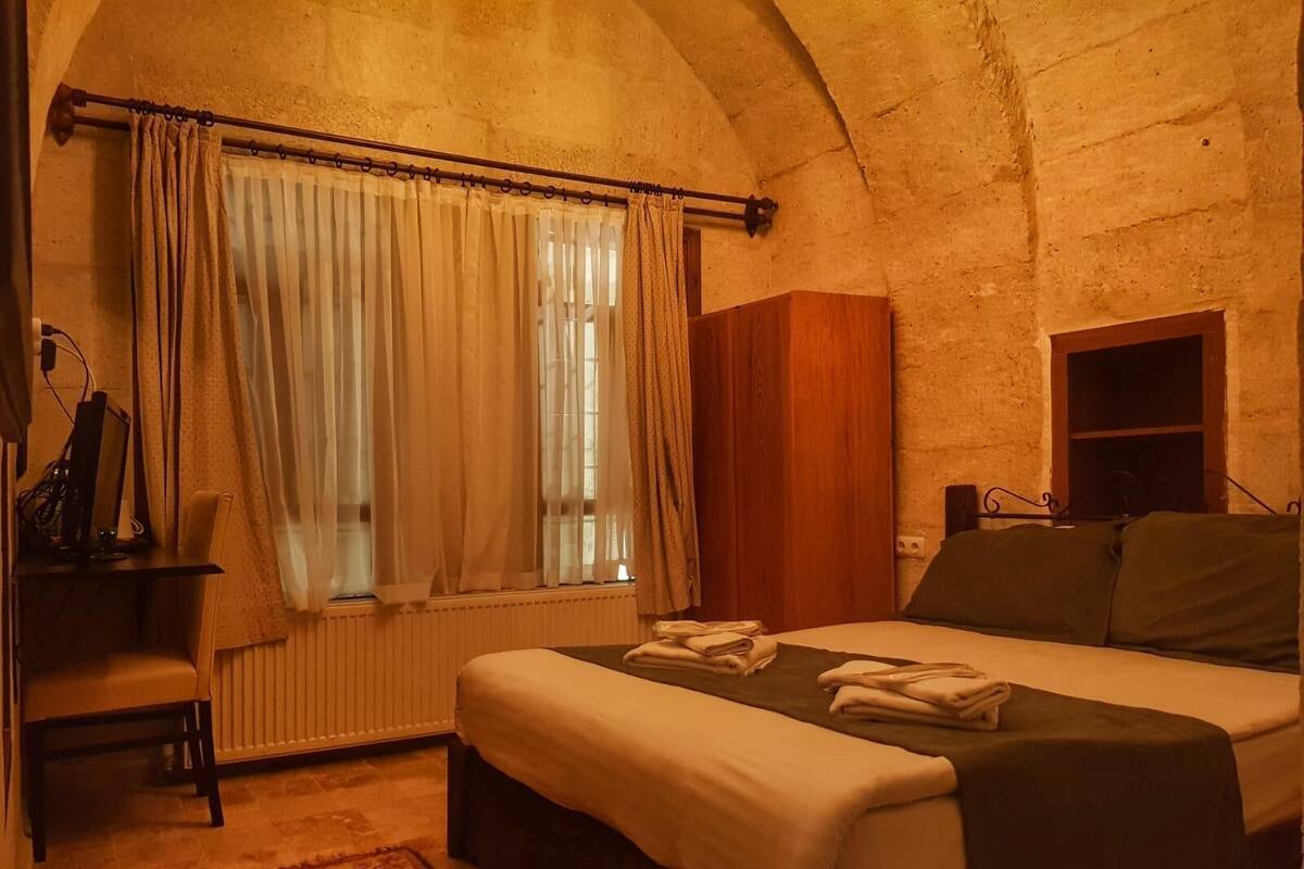 Standard Double Room | In-room safe, desk, soundproofing, WiFi (free)