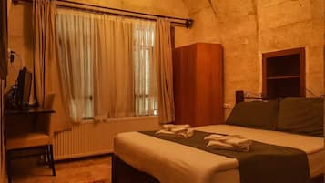 Habitación doble estándar | Caja de seguridad en la habitación, escritorio y insonorización