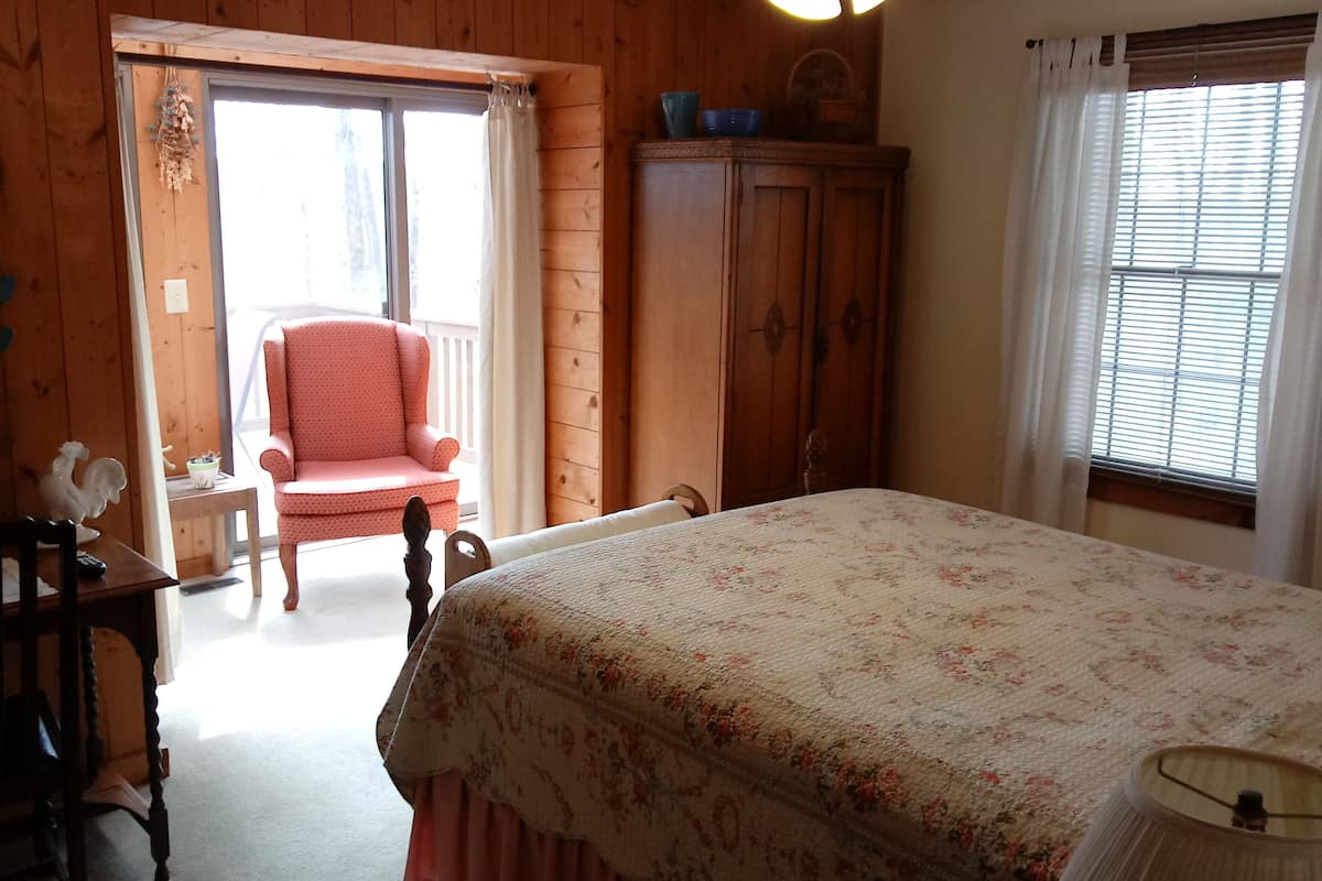 Soundproofing, iron/ironing board, free wired Internet