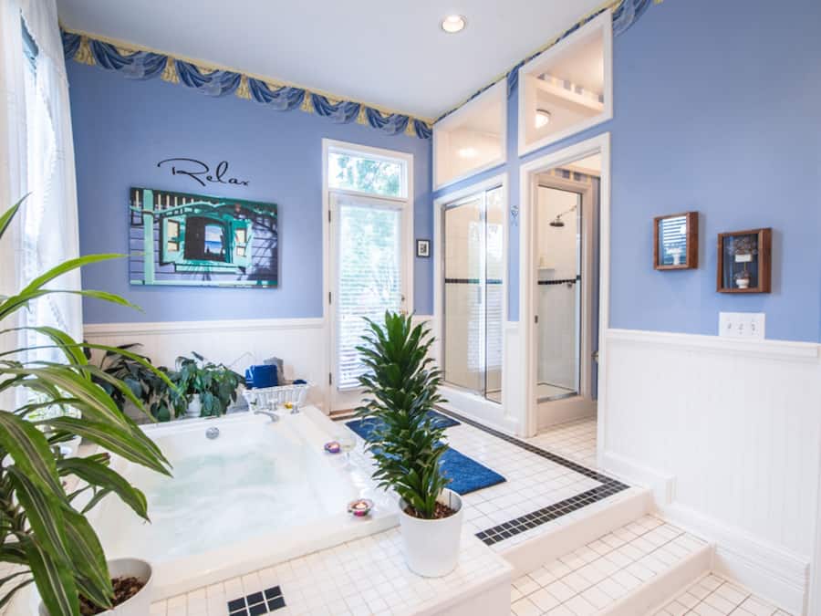 Combined shower/tub, bathrobes, towels