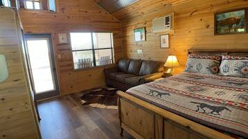 The Hideaway Cabin, Pet Friendly | Seprai premium, bantalan ekstra lembut, dan didekorasi berbeda-beda