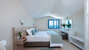Quarto com cama, mesa de cabeceira e janela com vista.