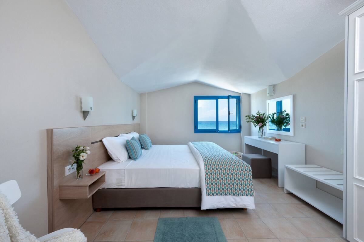 Premium bedding, memory-foam beds, in-room safe, blackout curtains