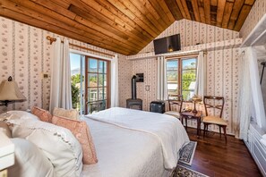 Habitación, baño privado | Decoración personalizada y muebles diferentes