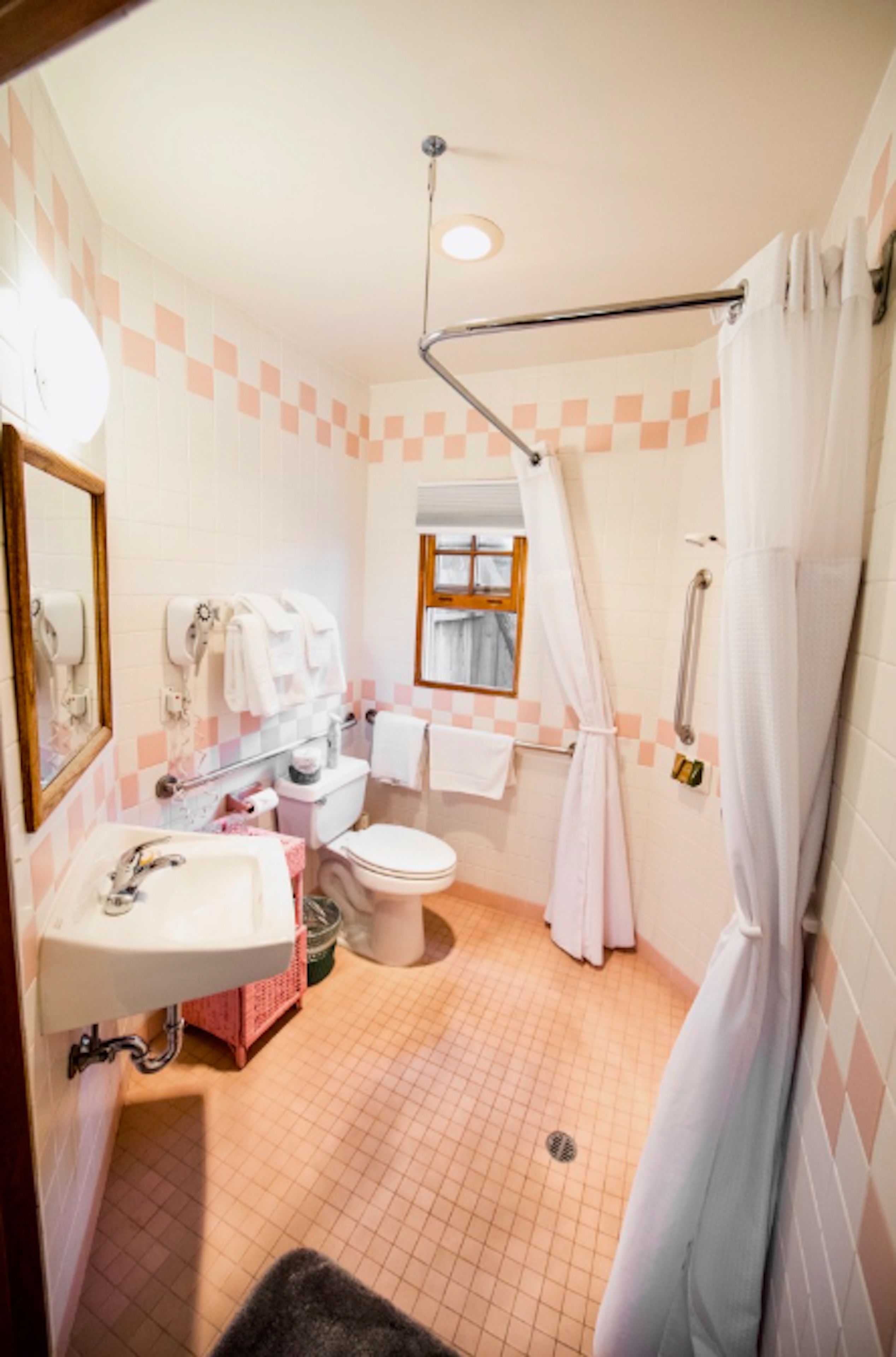 Ein Badezimmer mit Waschbecken, Toilette und Duschbereich.