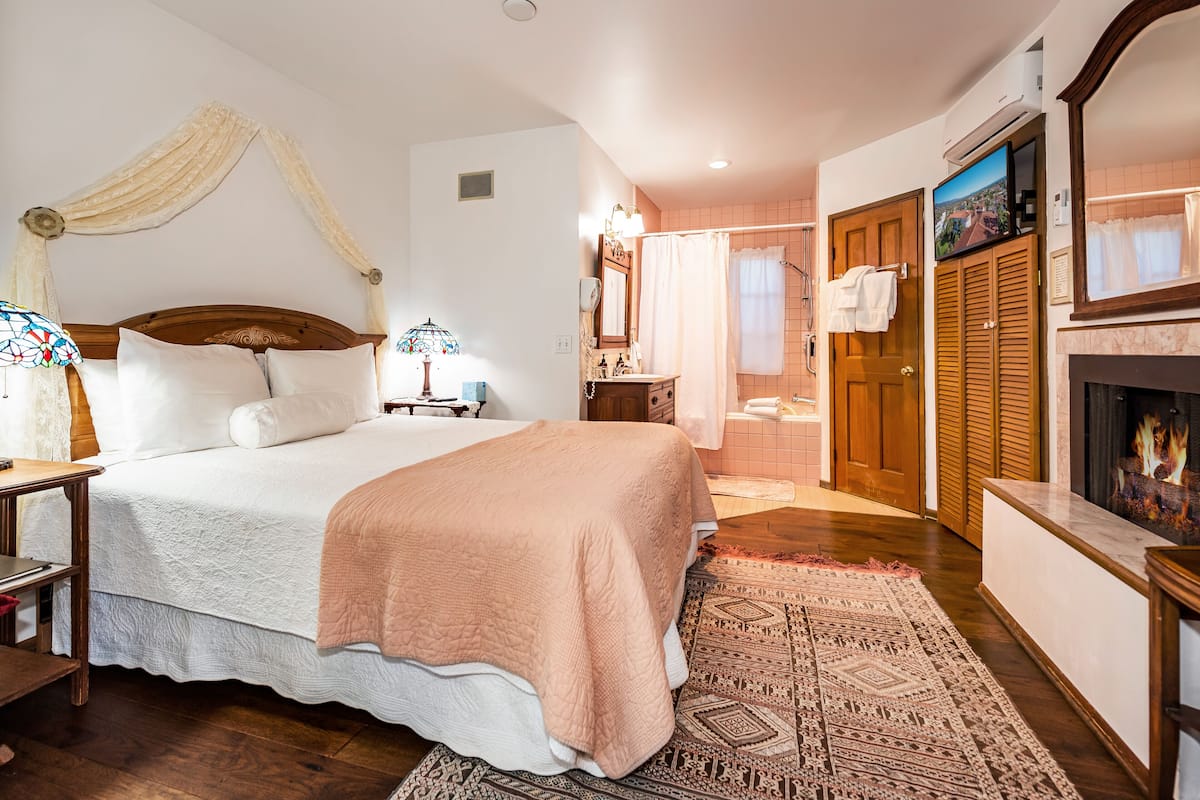 Room, Private Bathroom (Wisteria Room)