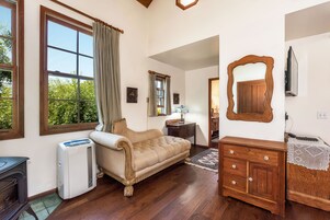 Deluxe Studio Suite, 1 King Bed, Private Bathroom | Living area | Flat-screen TV