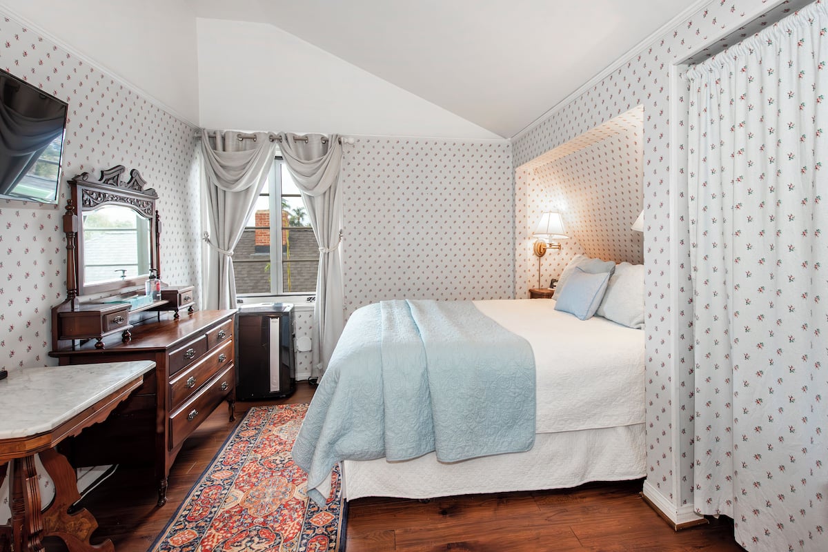 Room, Private Bathroom (Tiffany Room)