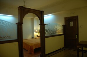 ミニバー、セーフティボックス (室内)、デスク、可動式ベッド