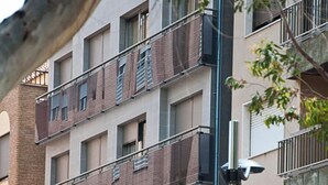 A multi-story building with balconies and a sign that reads "HR MARINA". - Hotel Marina Peñíscola (Peniscola)