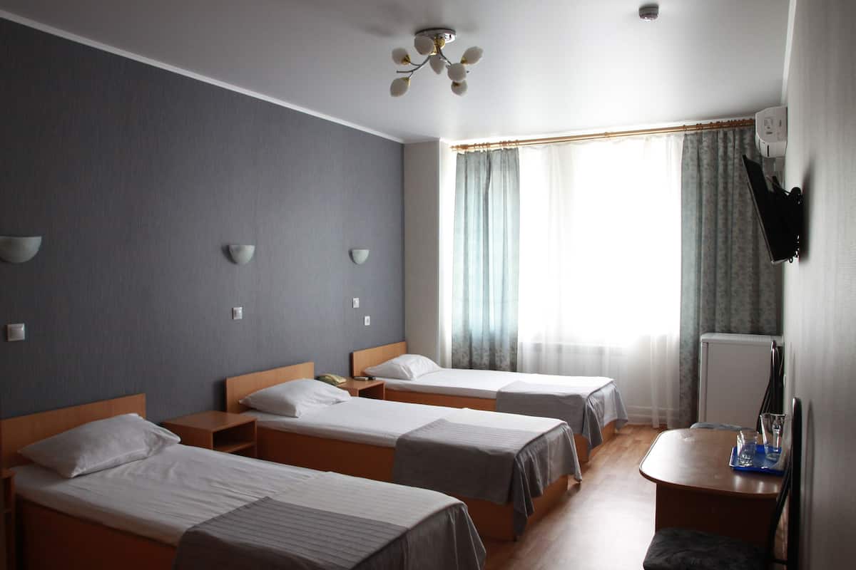 Economy-Dreibettzimmer | 1 Schlafzimmer, hochwertige Bettwaren, Schreibtisch