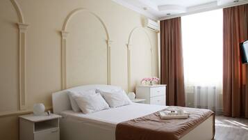 Superior-sviitti, 1 keskisuuri parisänky ja vuodesohva, tupakointi kielletty | 1 makuuhuone, ylelliset vuodevaatteet, työpöytä, pimennysverhot