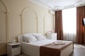 高級套房, 1 張加大雙人床和 1 張沙發床, 非吸煙房 | 1 間臥室、高級寢具、書桌、遮光布/窗簾