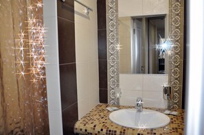 Suite supérieure, 1 grand lit et 1 canapé-lit, non-fumeur | Salle de bain | Serviettes fournies, savon, shampooing, papier de toilette