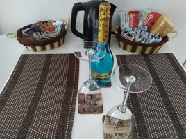 Frigobar, cofres nos quartos, escrivaninha