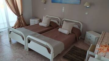 Minibar, safe på rommet, skrivebord og strykejern/-brett