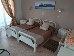 Minibar, in-room safe, desk, iron/ironing board - Kaluva Studios (Kos)