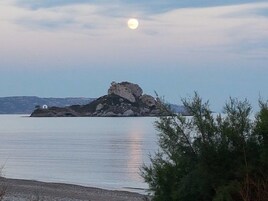 Ubicación cercana a la playa y arena blanca