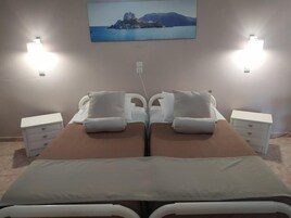 Minibar, caja fuerte, escritorio y tabla de planchar con plancha