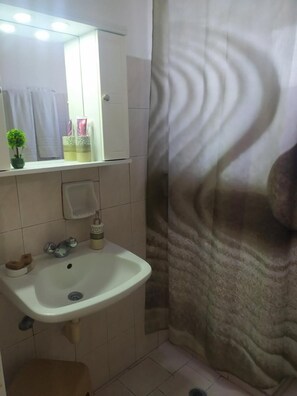 Ducha, artículos de tocador gratuitos, secador de pelo, batas