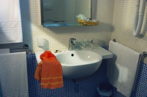 Shower, free toiletries, hair dryer, bidet - Baiamalva Resort (Porto Cesareo)