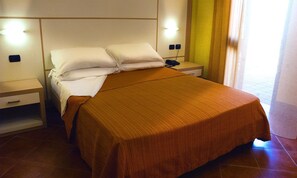 Zimmersafe, individuell eingerichtet, Schreibtisch