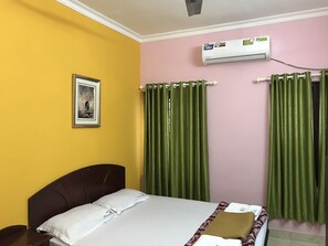 Premium bedding, desk - Indraprastham Tourist Home (Kottayam)