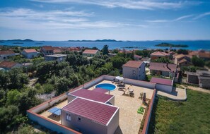 A residential area with houses, a swimming pool, and a view of the sea. - Cozy home in Pakostane (Pakostane)