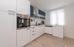 Refrigerador, parrilla de estufa, lavavajillas y cafetera y tetera 
