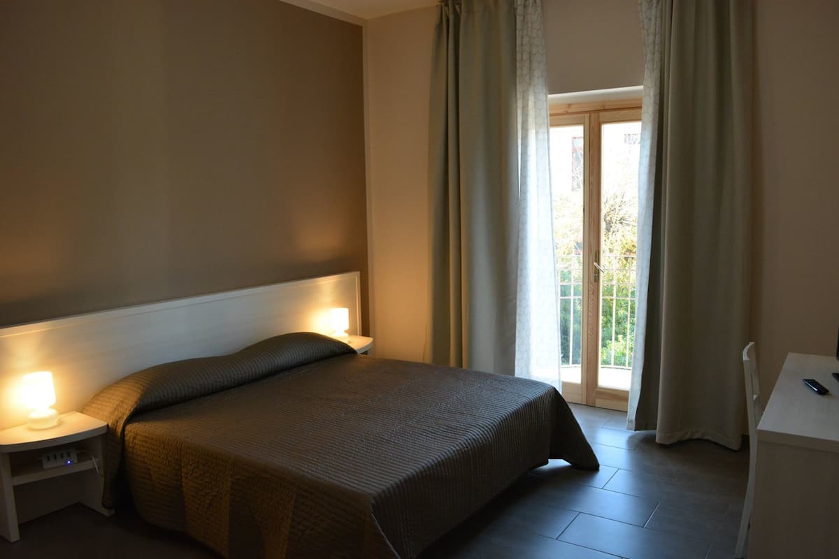 Camera Classic con letto matrimoniale o 2 letti singoli, accessibile ai disabili, vista giardino | Vista dalla camera