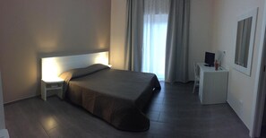 Minibar, desk, soundproofing, iron/ironing board - IBasilischi (Irsina)