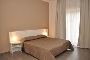 Minibar, desk, soundproofing, iron/ironing board - IBasilischi (Irsina)