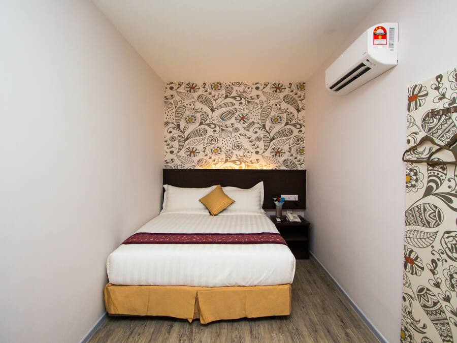 Caja fuerte, escritorio, tabla de planchar con plancha y wifi gratis