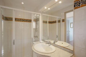 Dusche, Haartrockner, Handtücher, Toilettenpapier