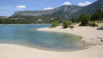 Una playa cerca, sillas reclinables de playa